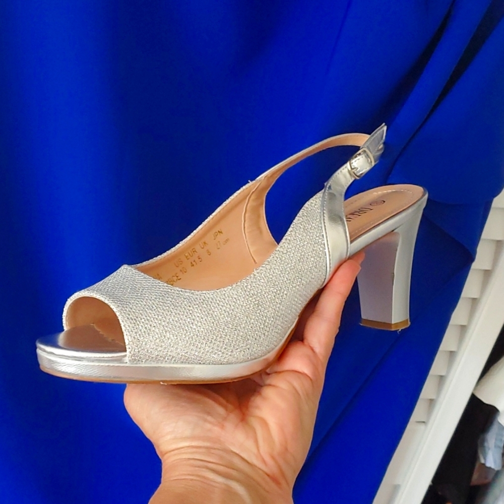 Shoes size 10 worn one night. Super comfortable!